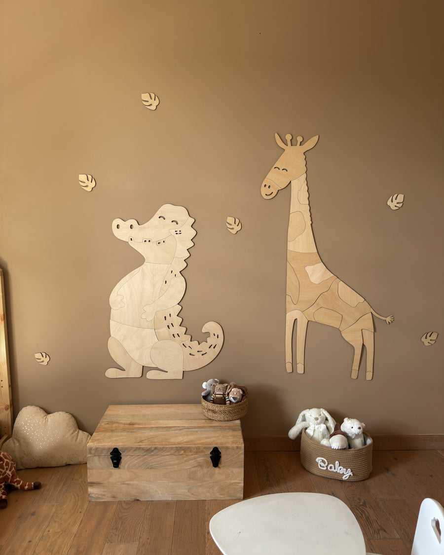 Grande girafe en bois sur le mur d'une chambre