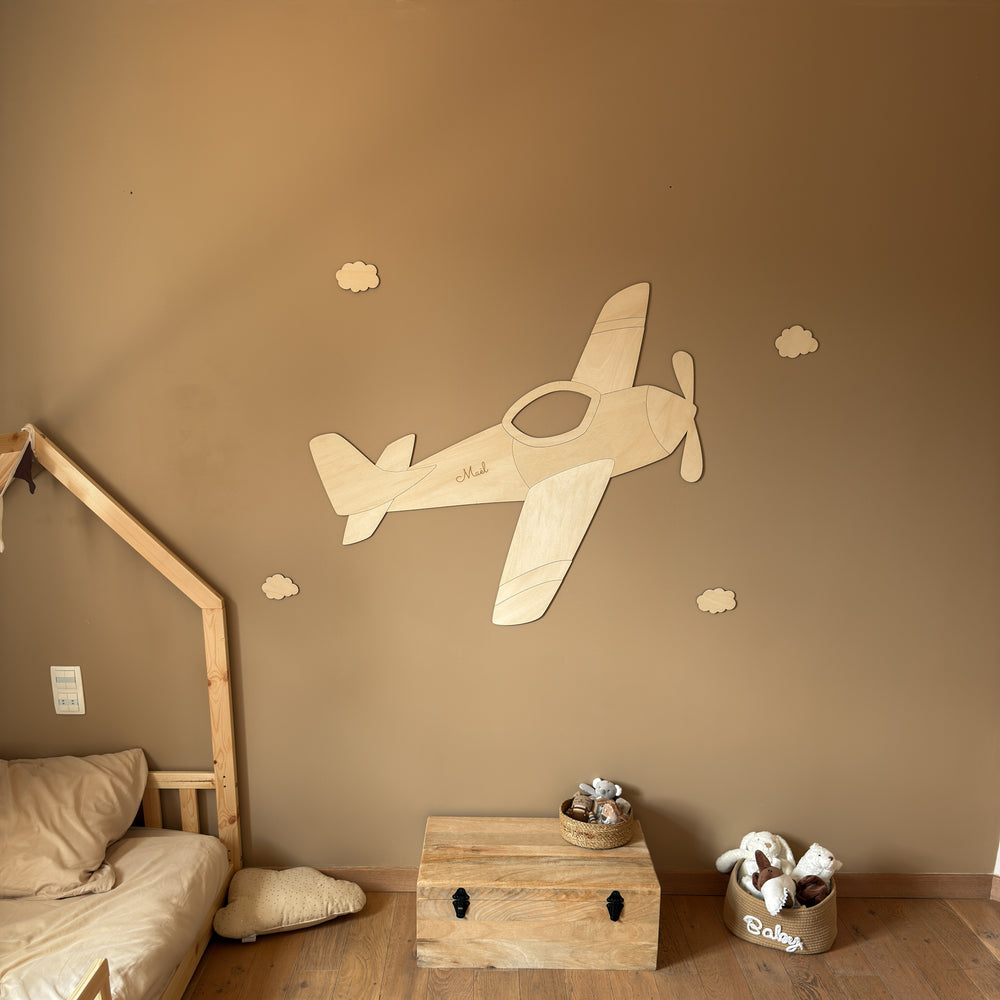 L'avion de Maël, gravé à son prénom : la toute première création.