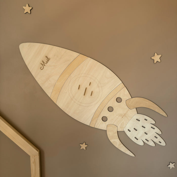 Fusée murale en bois pour chambre d'enfant sur le thème de l'espace