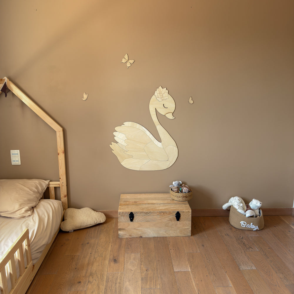 Camille le Cygne XL — décor en bois posé au mur, vue d'ensemble