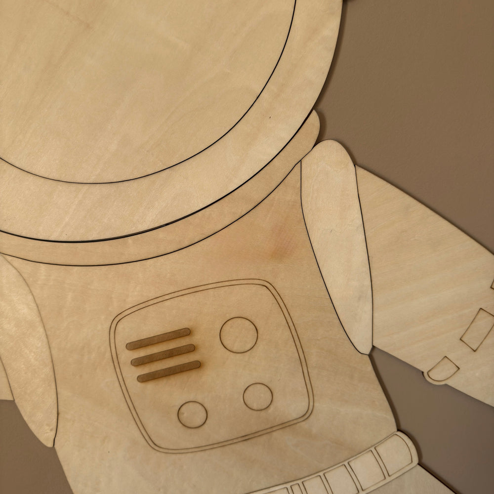 Détail du casque de l'astronaute en bois, découpé et gravé au laser